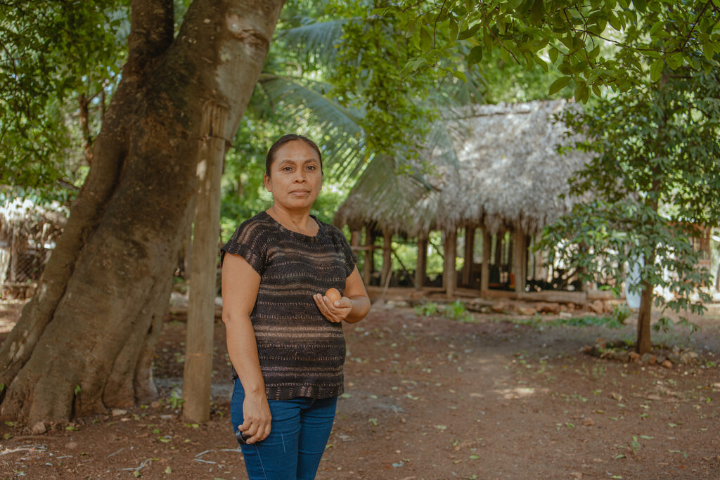 Mujer productora de huevo orgánico